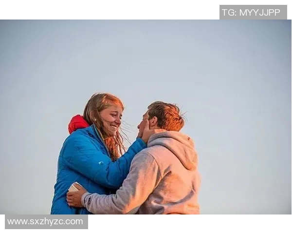 足球场上的浪漫时刻 球星们激情接吻瞬间引发热议